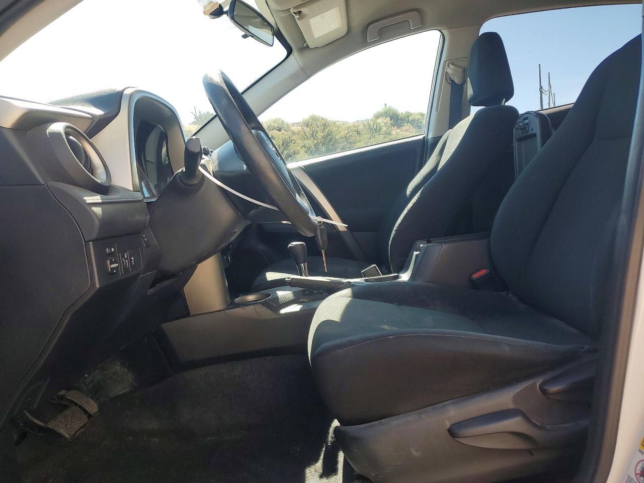 2015 Toyota Rav4 Le White vin: 2T3BFREV2FW231079