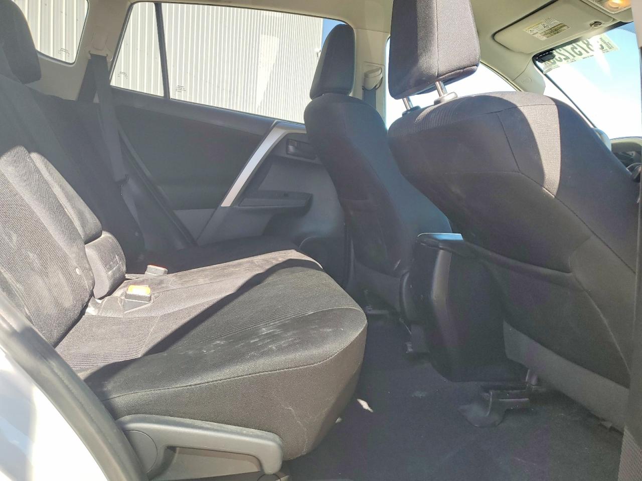 2015 Toyota Rav4 Le White vin: 2T3BFREV2FW231079