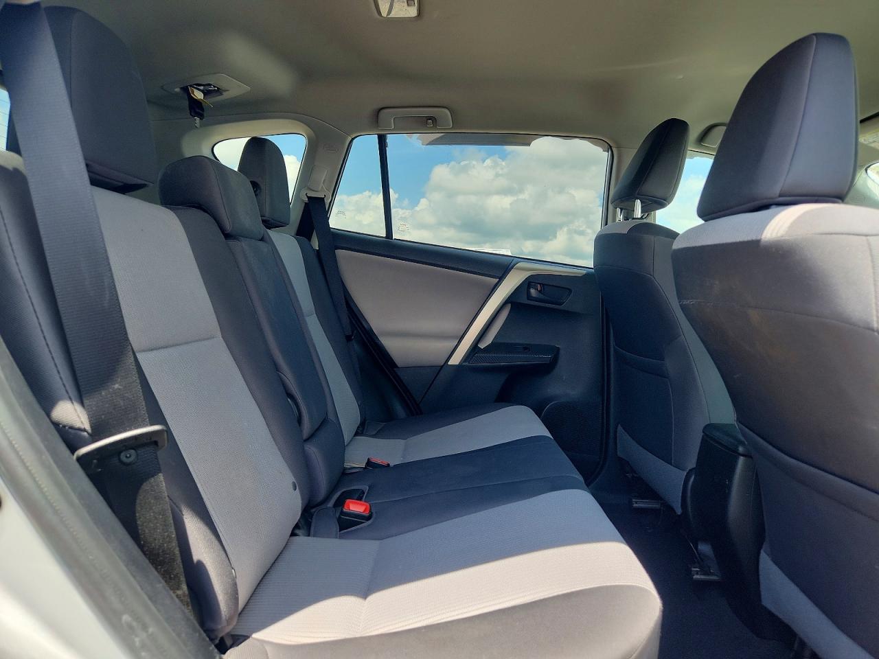 2015 Toyota Rav4 Le Silver vin: 2T3BFREV2FW352727
