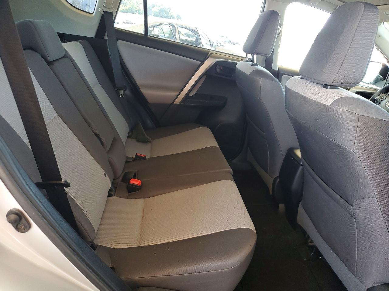 2015 Toyota Rav4 Le Silver vin: 2T3BFREV2FW356437