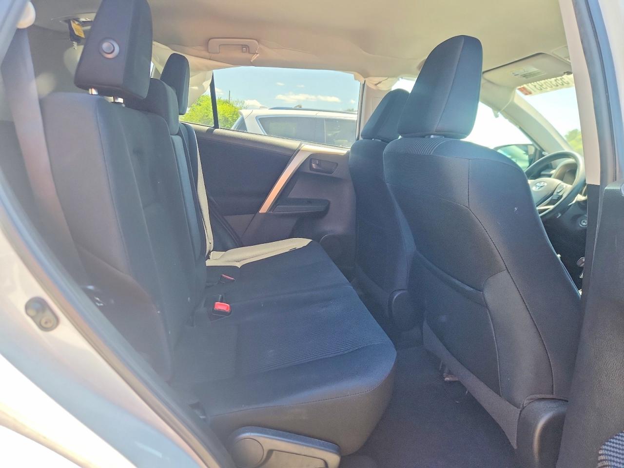 2015 Toyota Rav4 Le White vin: 2T3BFREV2FW407273