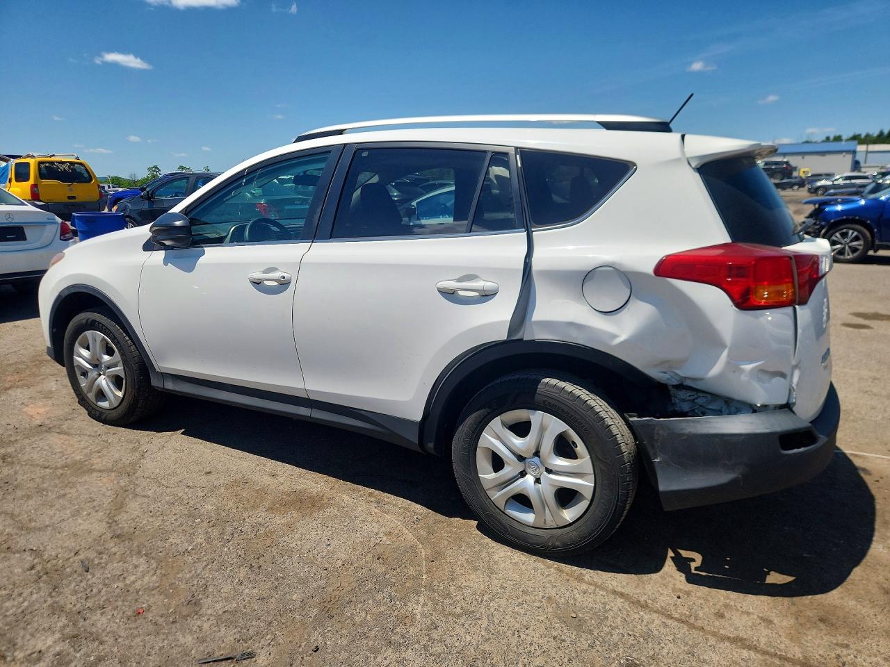 2015 Toyota Rav4 Le White vin: 2T3BFREV2FW407273