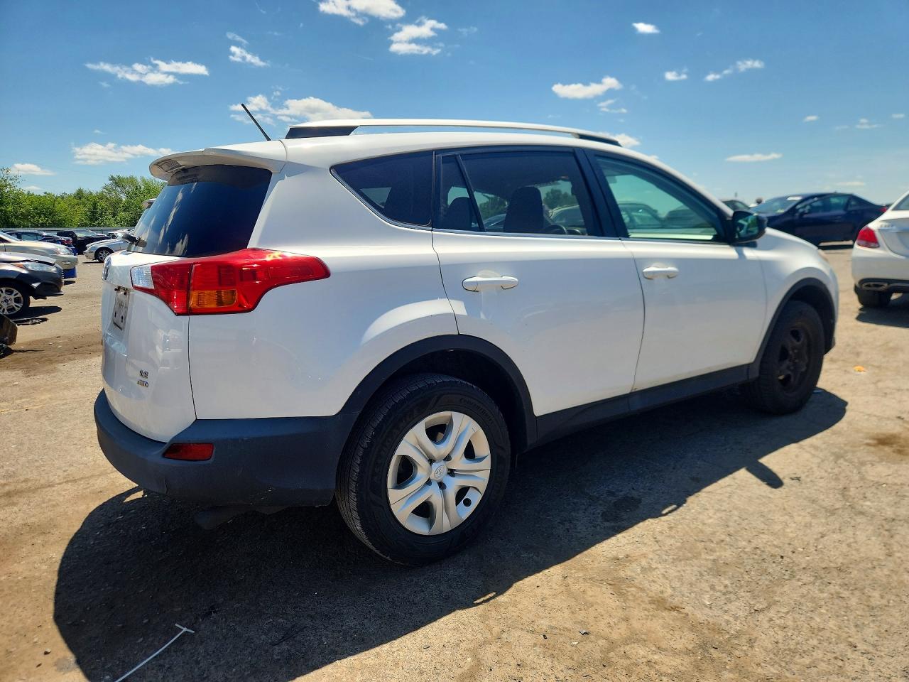 2015 Toyota Rav4 Le White vin: 2T3BFREV2FW407273