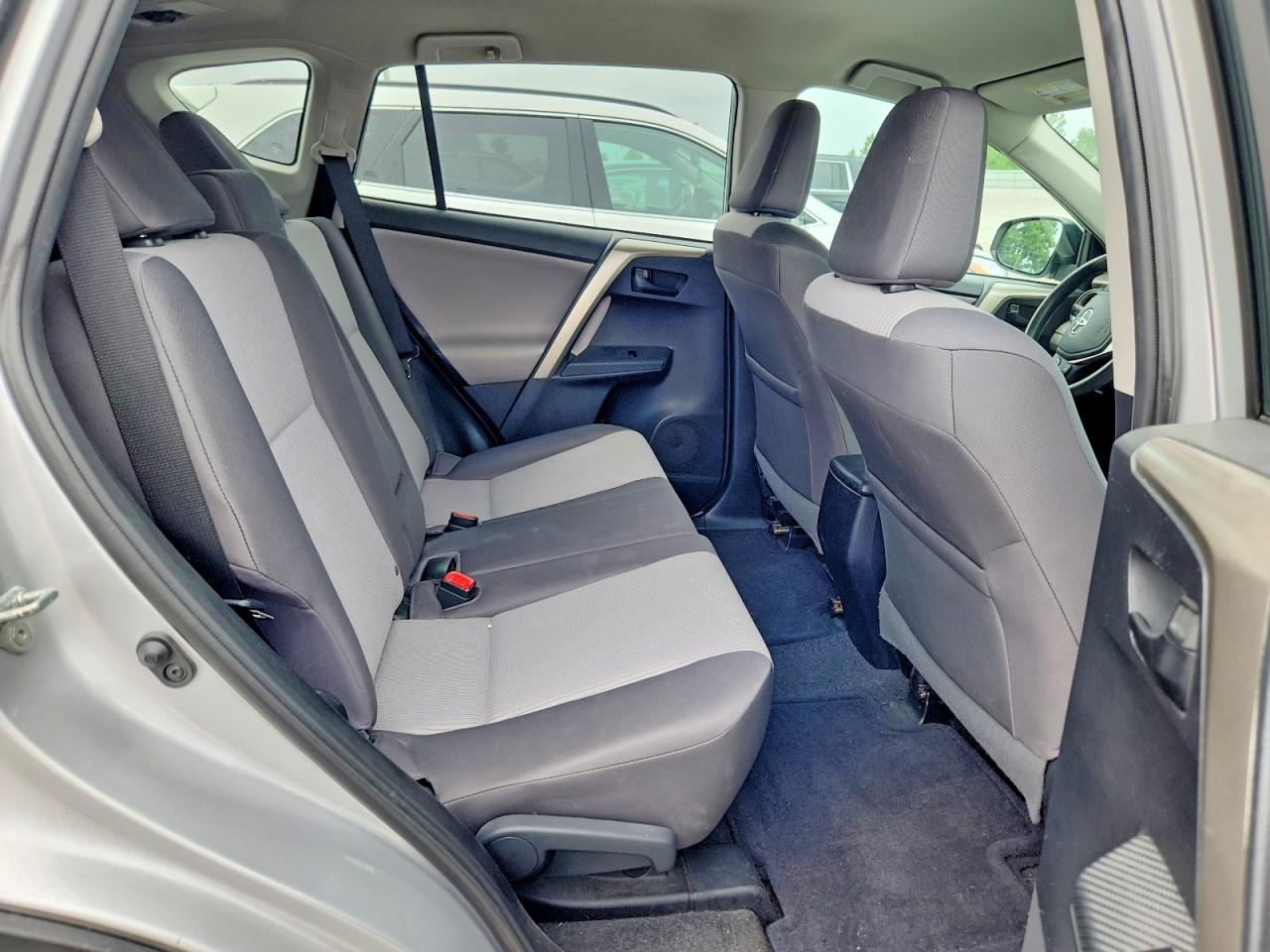 2015 Toyota Rav4 Le Silver vin: 2T3BFREV3FW240261