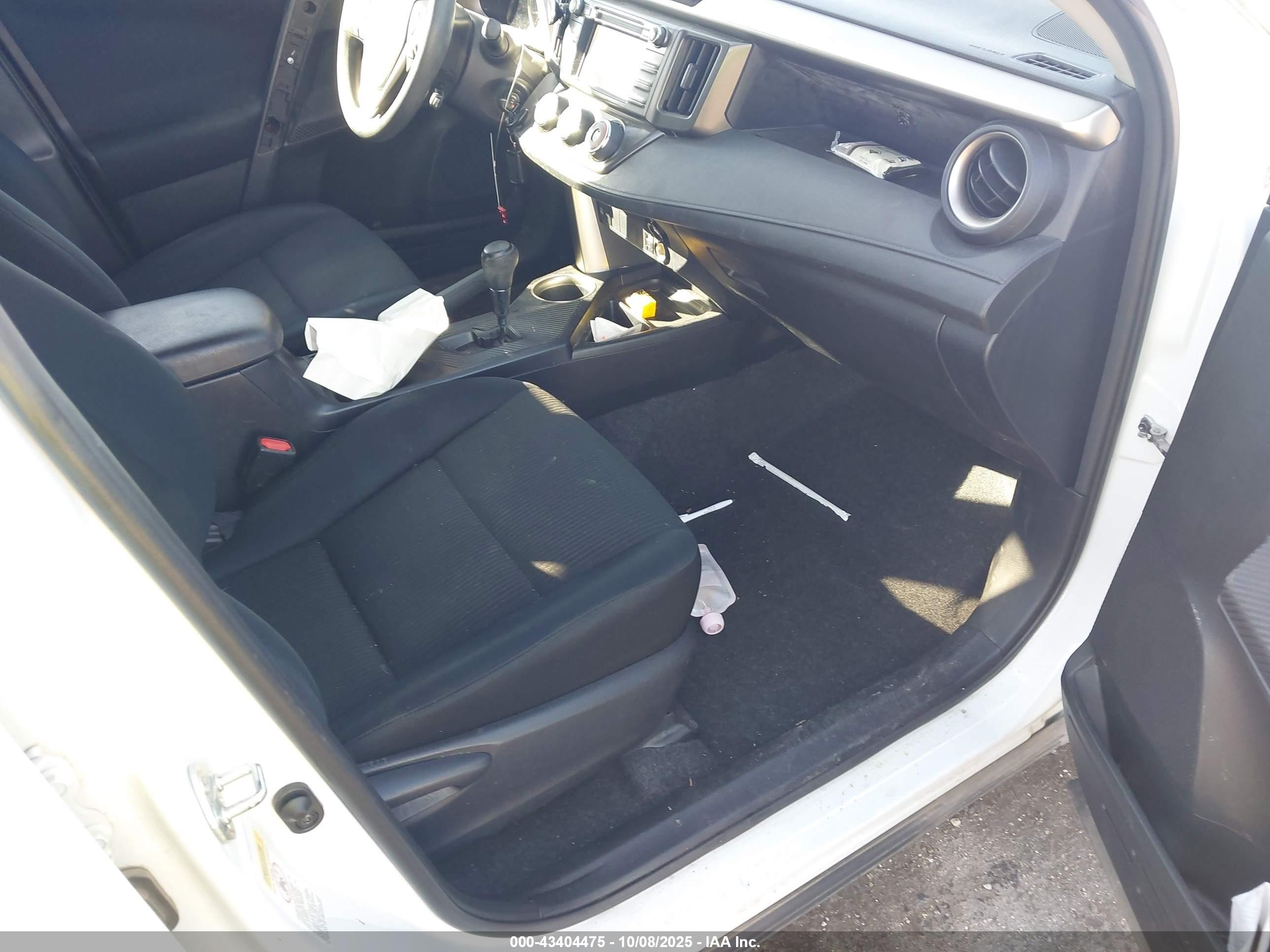 2015 Toyota Rav4 Le White vin: 2T3BFREV3FW276421