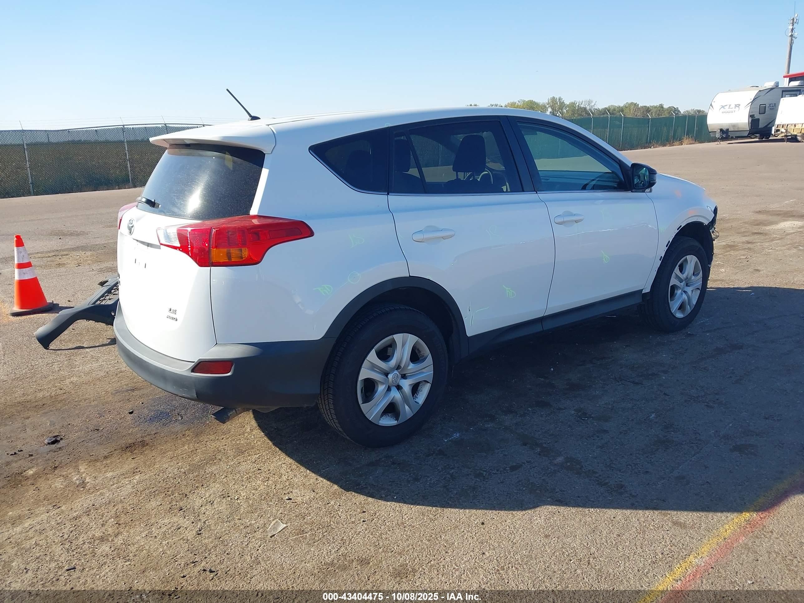 2015 Toyota Rav4 Le White vin: 2T3BFREV3FW276421
