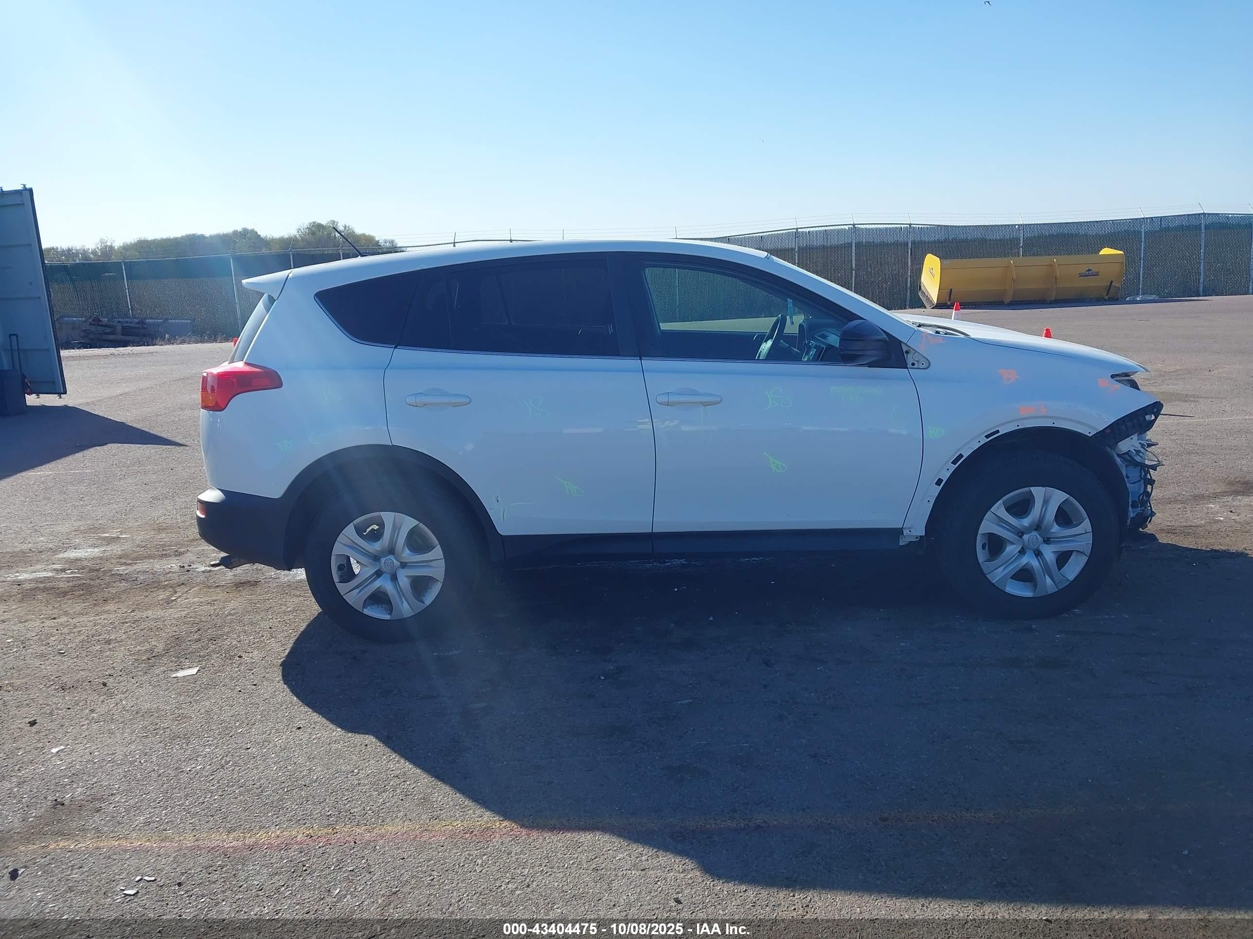2015 Toyota Rav4 Le White vin: 2T3BFREV3FW276421