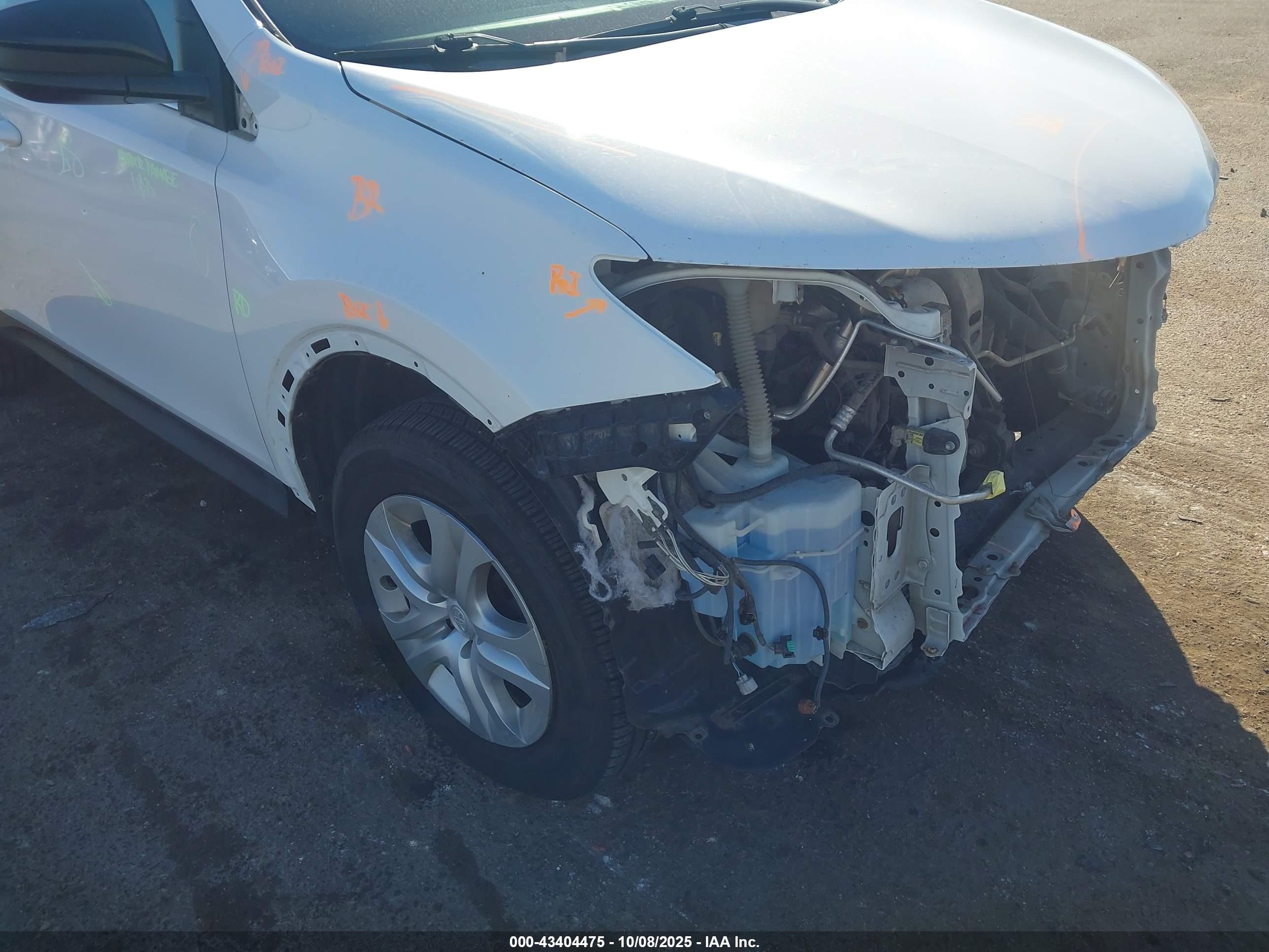 2015 Toyota Rav4 Le White vin: 2T3BFREV3FW276421