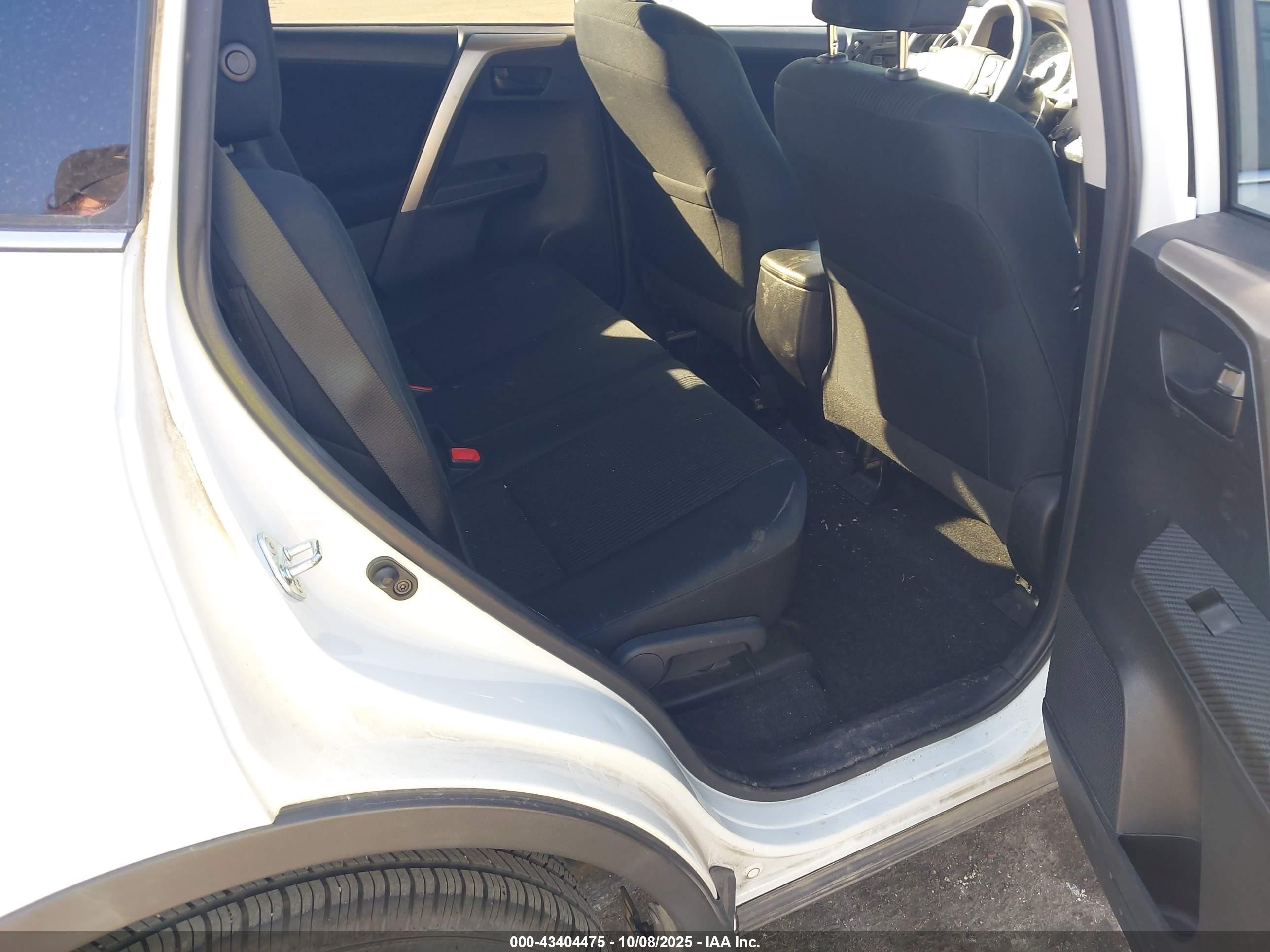 2015 Toyota Rav4 Le White vin: 2T3BFREV3FW276421