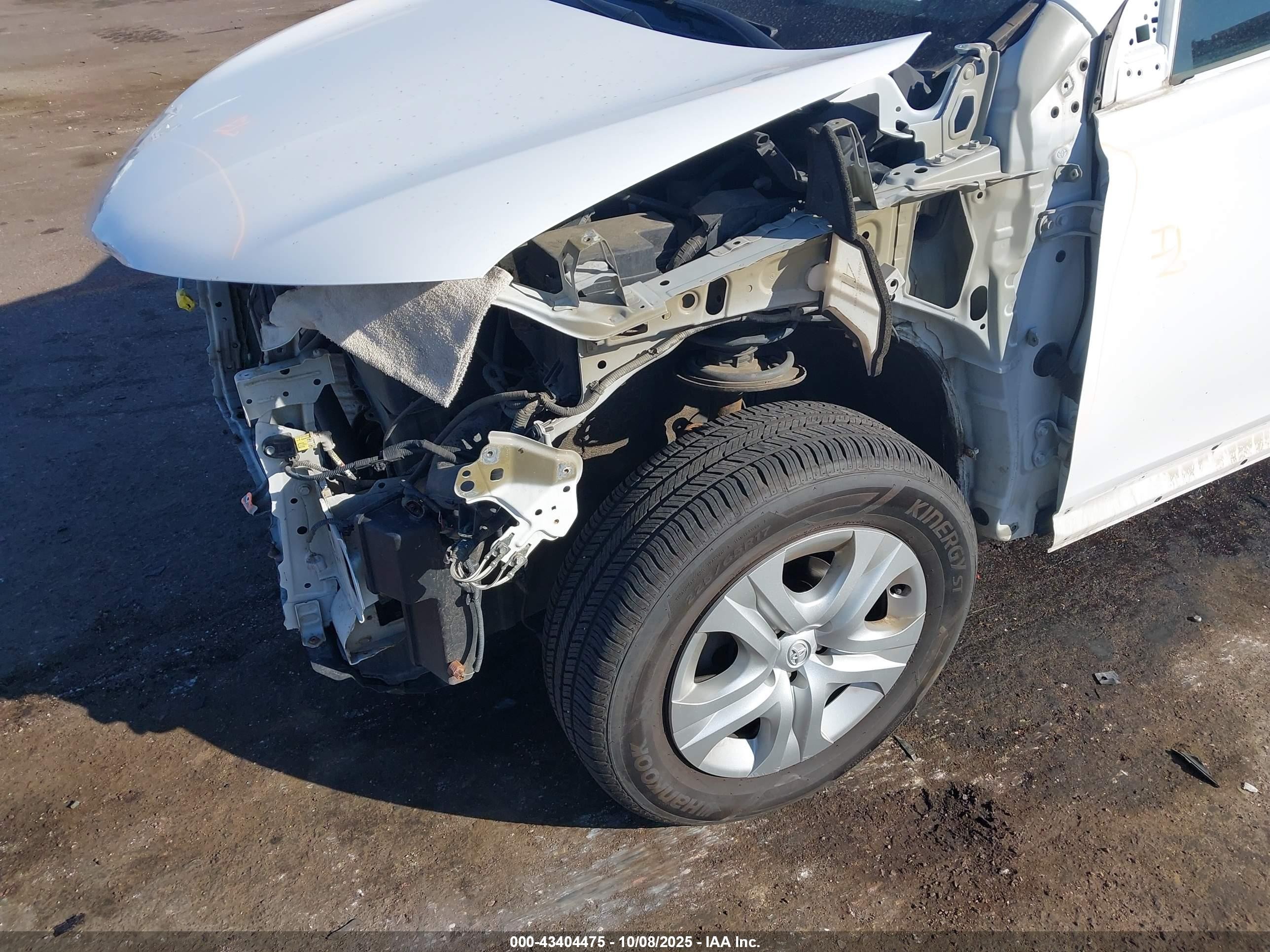 2015 Toyota Rav4 Le White vin: 2T3BFREV3FW276421