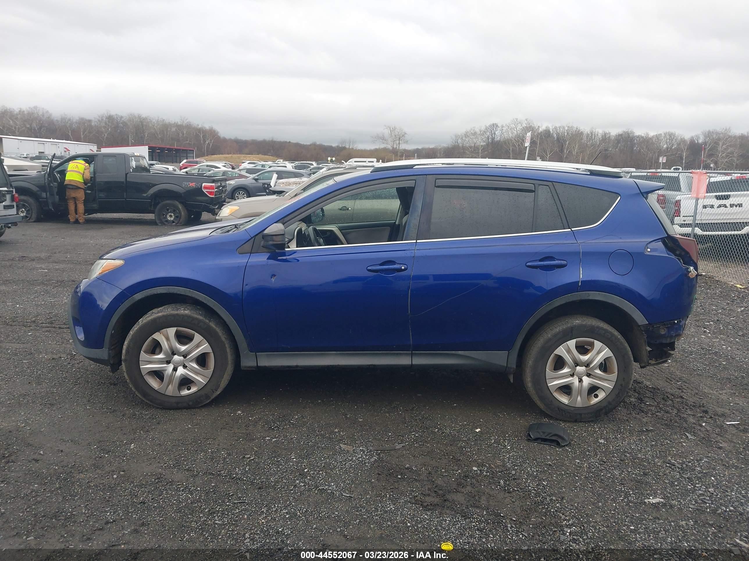 2015 Toyota Rav4 Le Синий vin: 2T3BFREV3FW310034