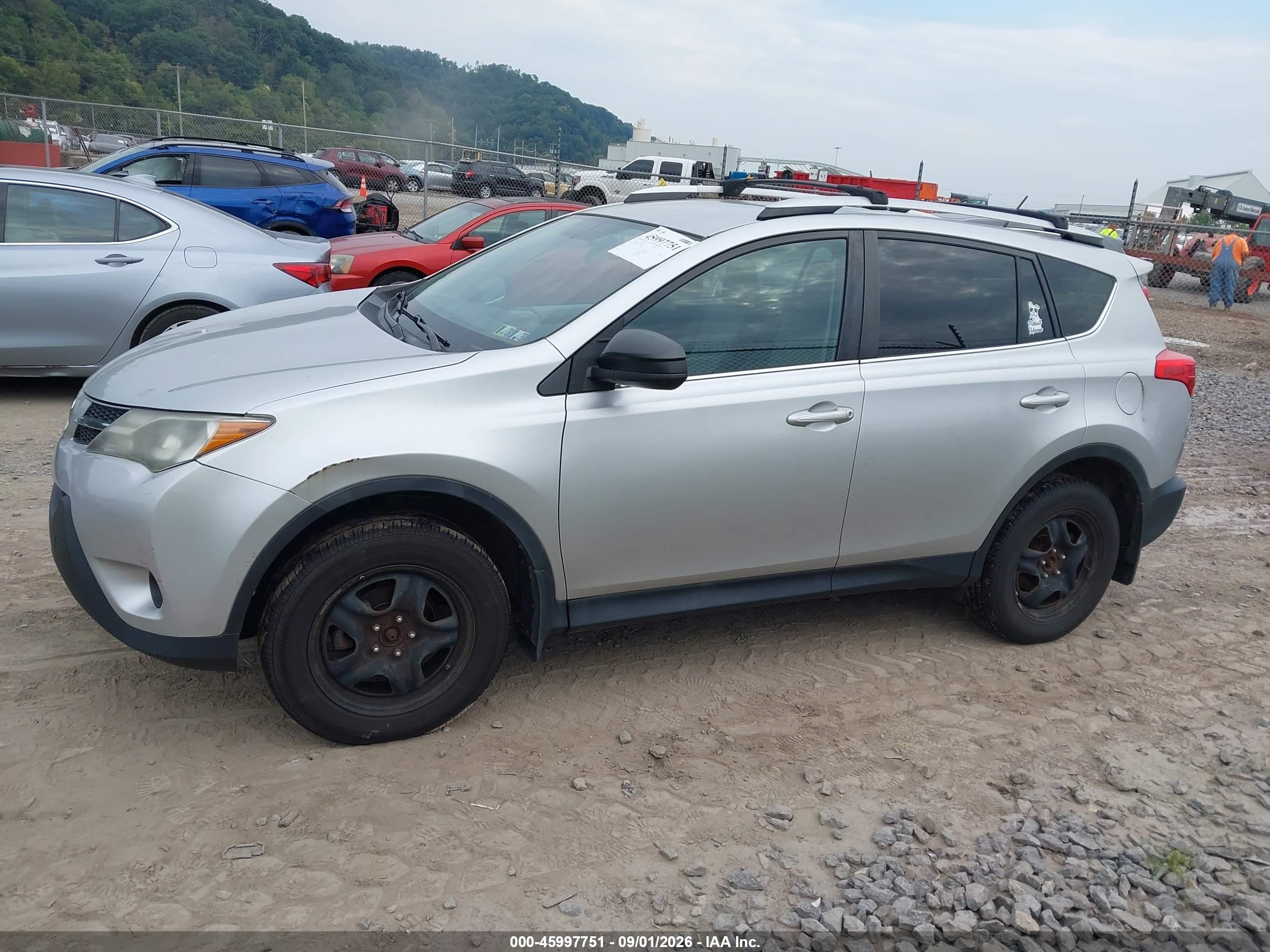2013 Toyota Rav4 Le Серебряный vin: 2T3BFREV4DW088651