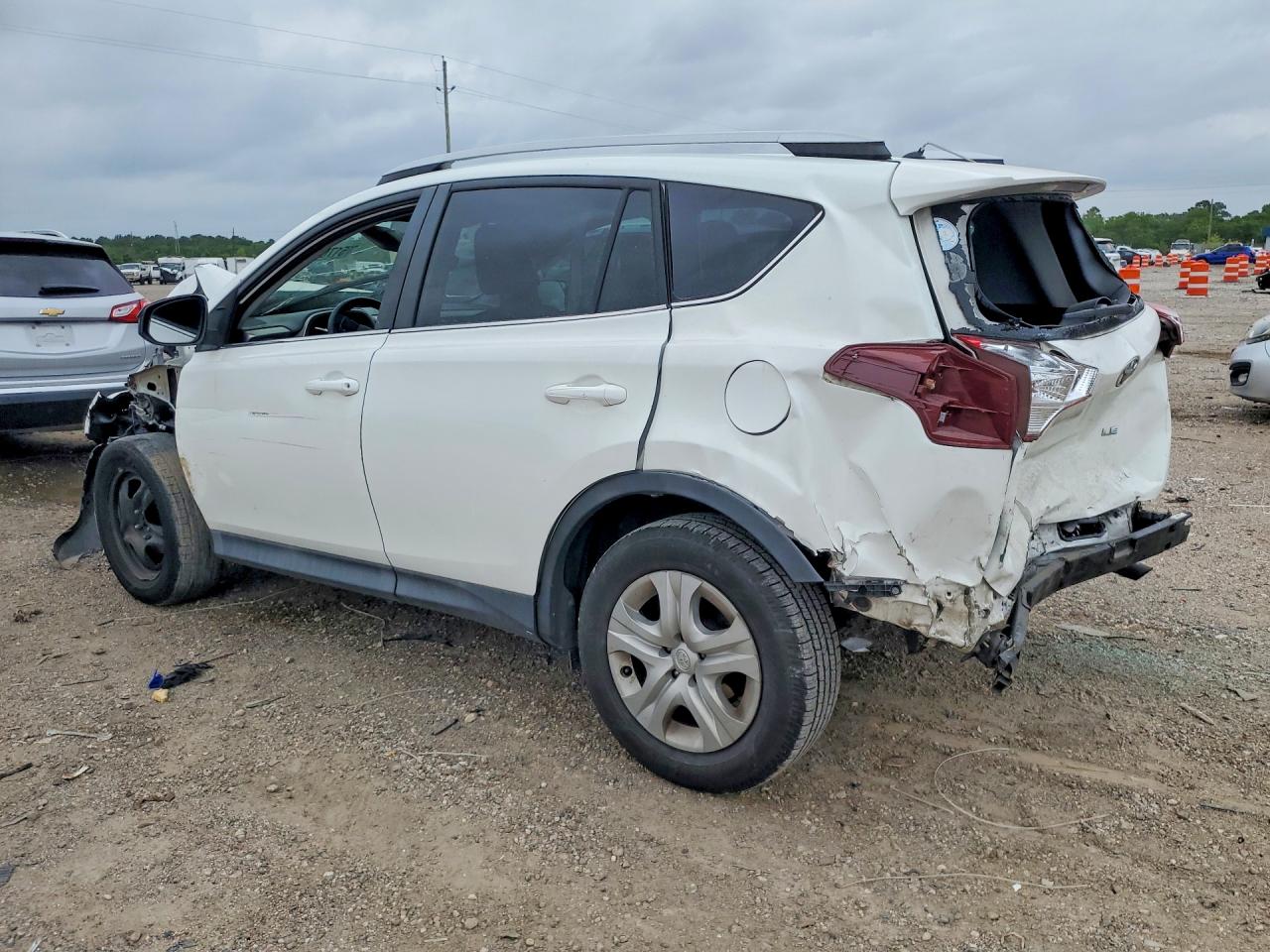 2015 Toyota Rav4 Le White vin: 2T3BFREV4FW241080