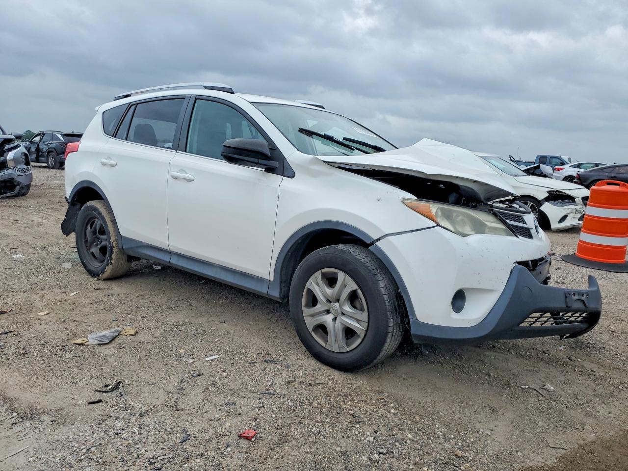 2015 Toyota Rav4 Le White vin: 2T3BFREV4FW241080