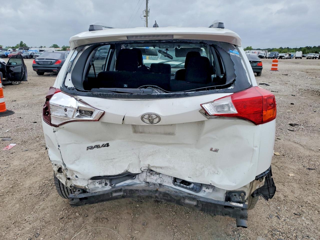 2015 Toyota Rav4 Le White vin: 2T3BFREV4FW241080