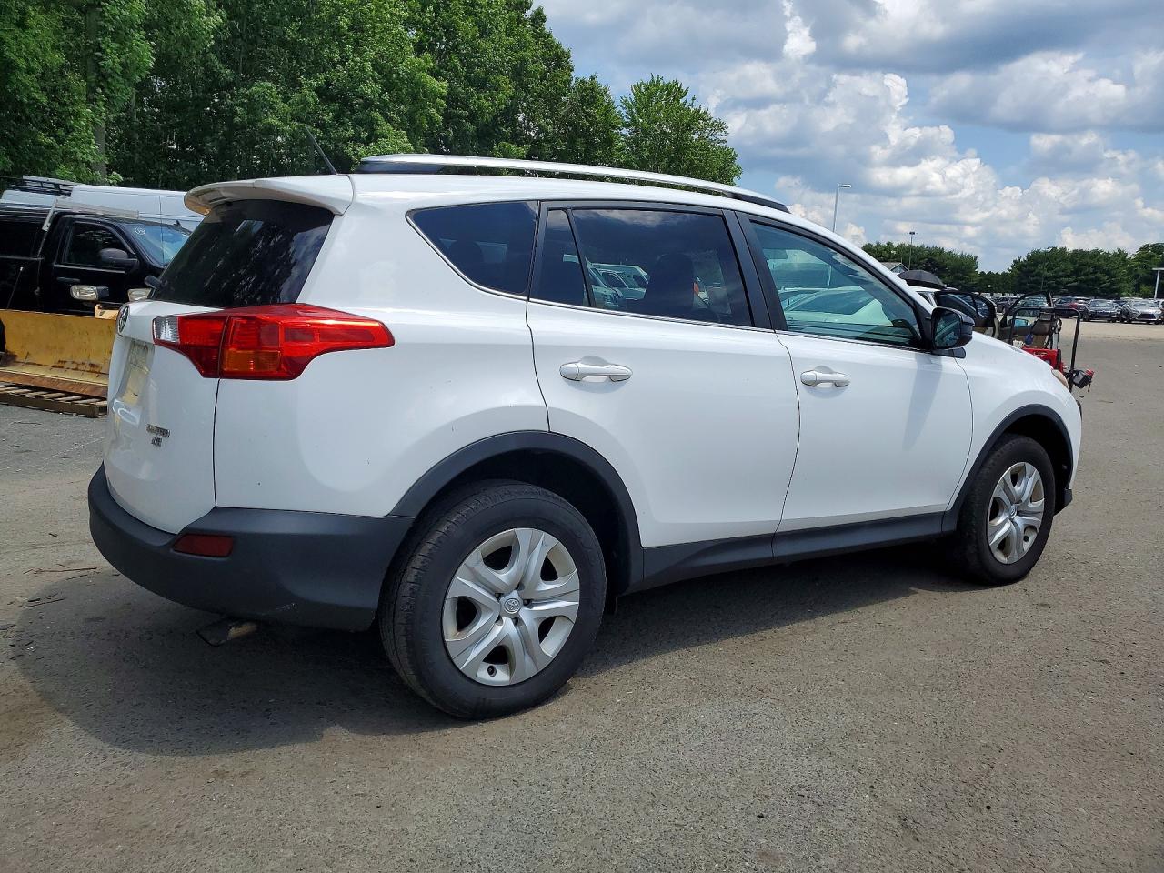 2015 Toyota Rav4 Le White vin: 2T3BFREV4FW341552
