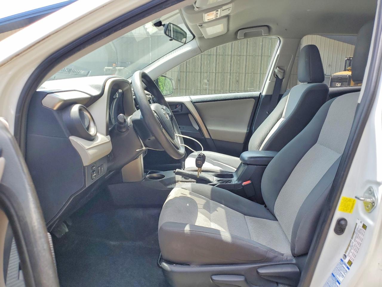 2015 Toyota Rav4 Le White vin: 2T3BFREV4FW341552