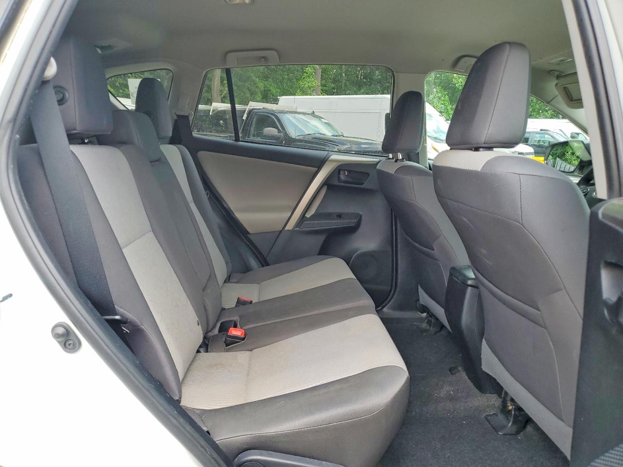 2015 Toyota Rav4 Le White vin: 2T3BFREV4FW341552