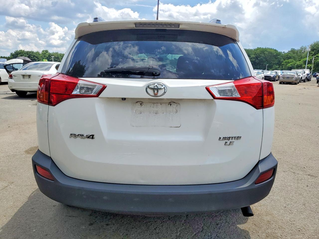 2015 Toyota Rav4 Le White vin: 2T3BFREV4FW341552