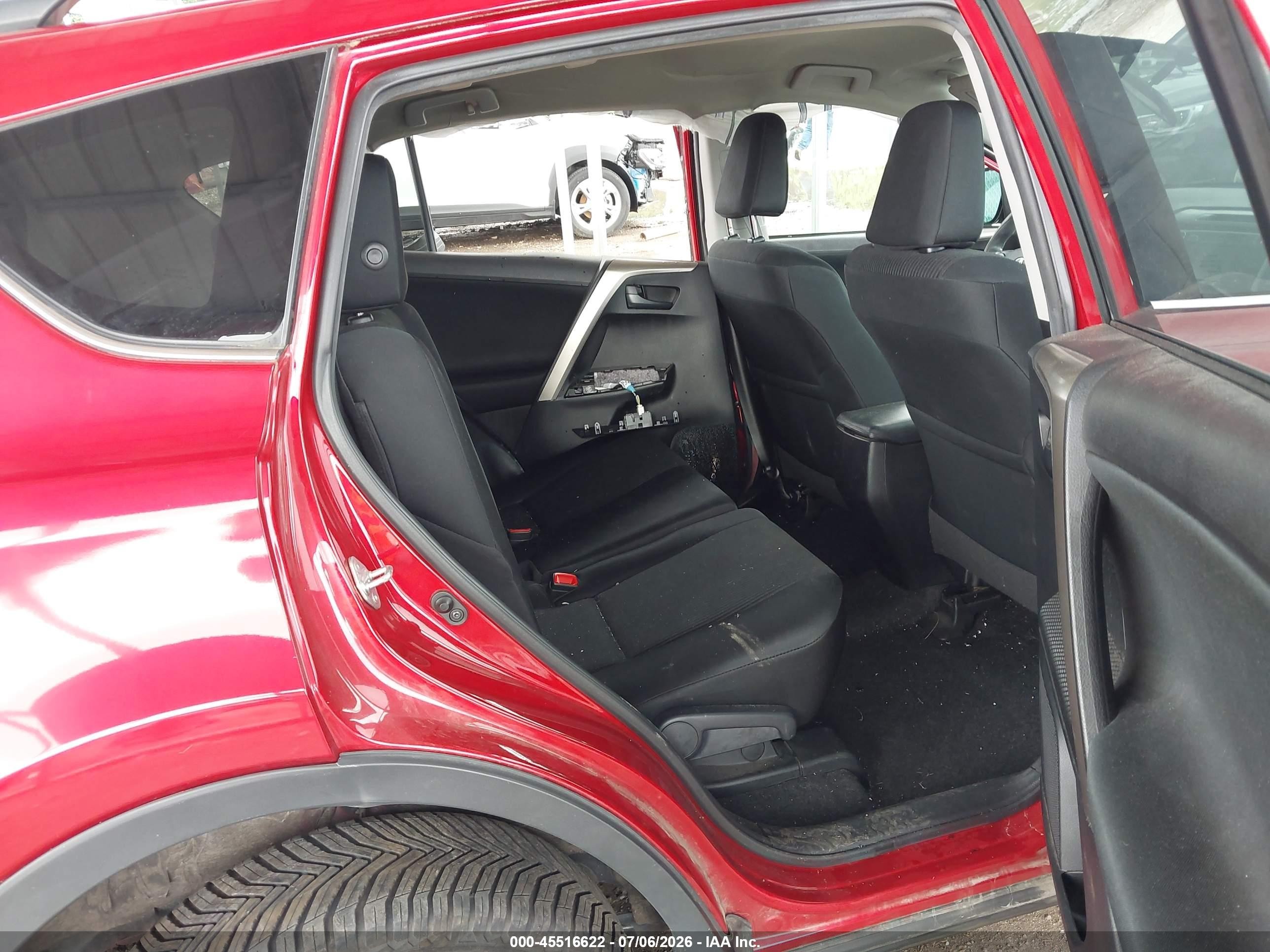 2015 Toyota Rav4 Le Red vin: 2T3BFREV5FW393448