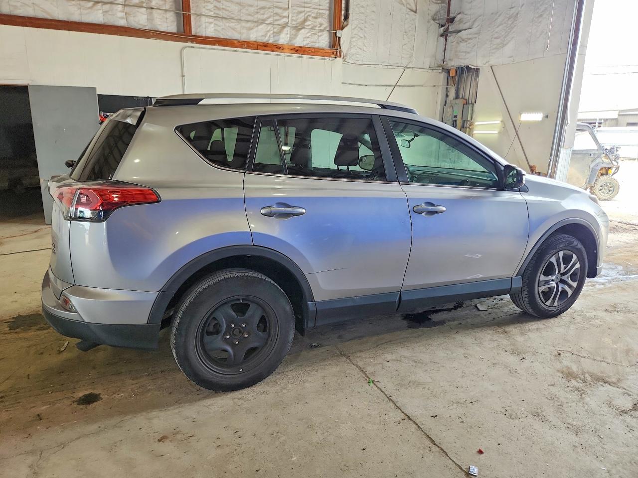 2016 Toyota Rav4 Le Silver vin: 2T3BFREV5GW466321