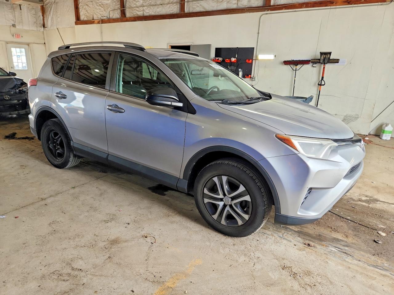 2016 Toyota Rav4 Le Silver vin: 2T3BFREV5GW466321