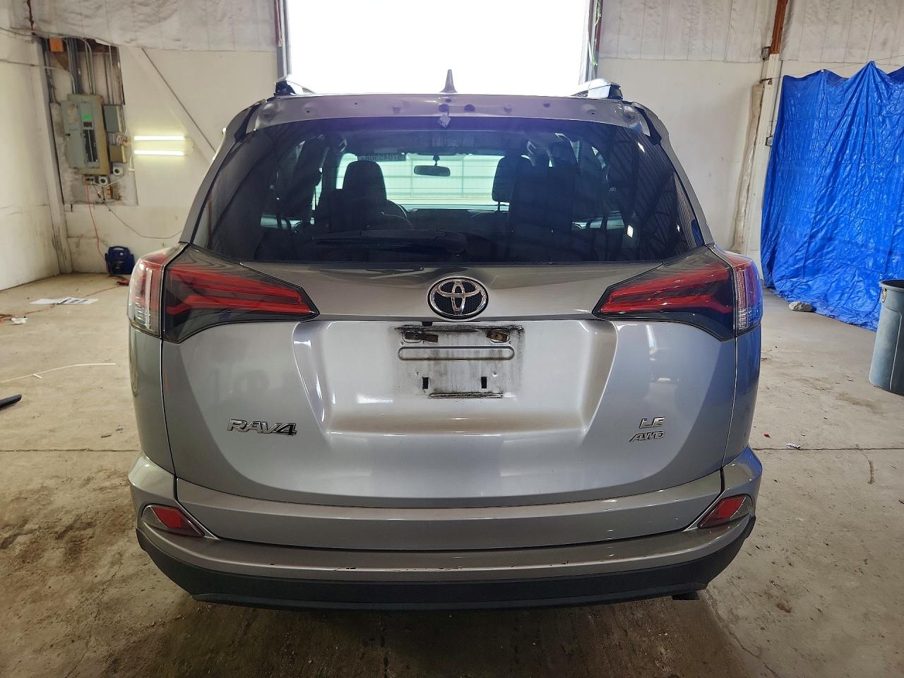 2016 Toyota Rav4 Le Silver vin: 2T3BFREV5GW466321
