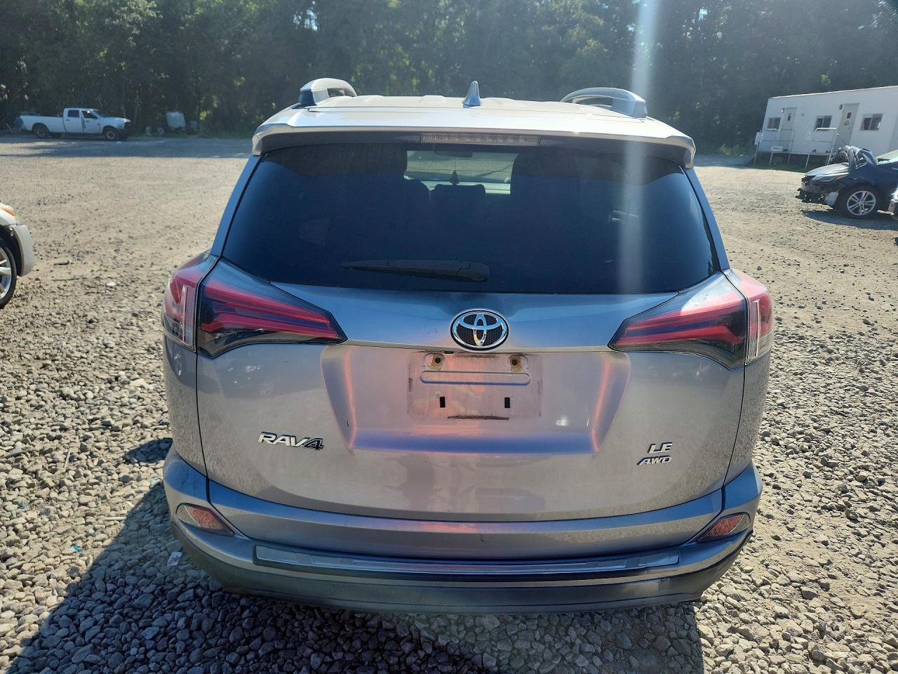 2017 Toyota Rav4 Le Silver vin: 2T3BFREV5HW602755