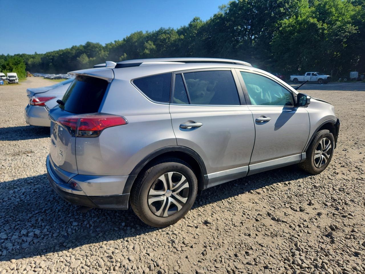 2017 Toyota Rav4 Le Silver vin: 2T3BFREV5HW602755