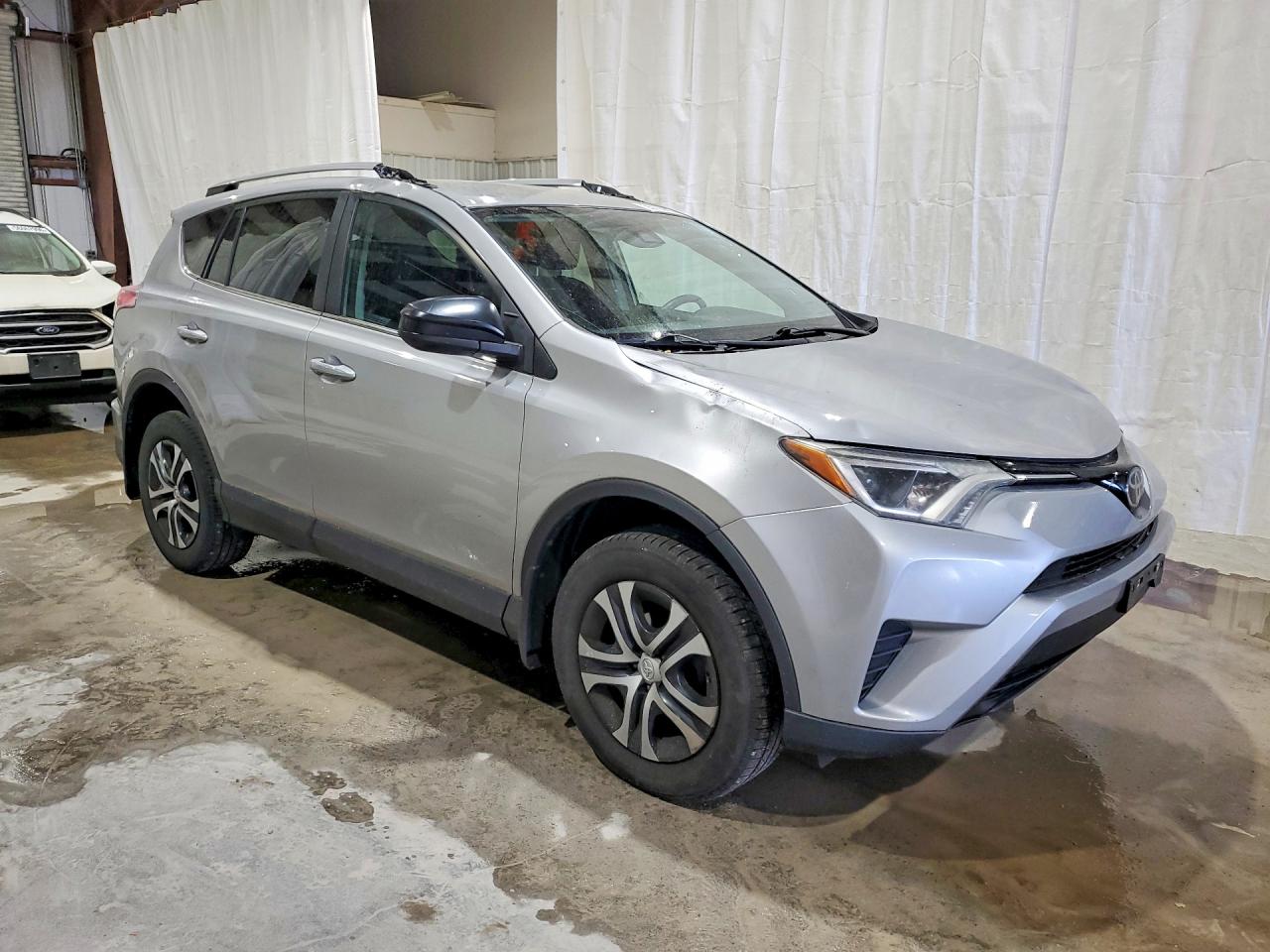 2017 Toyota Rav4 Le Серебряный vin: 2T3BFREV5HW608183