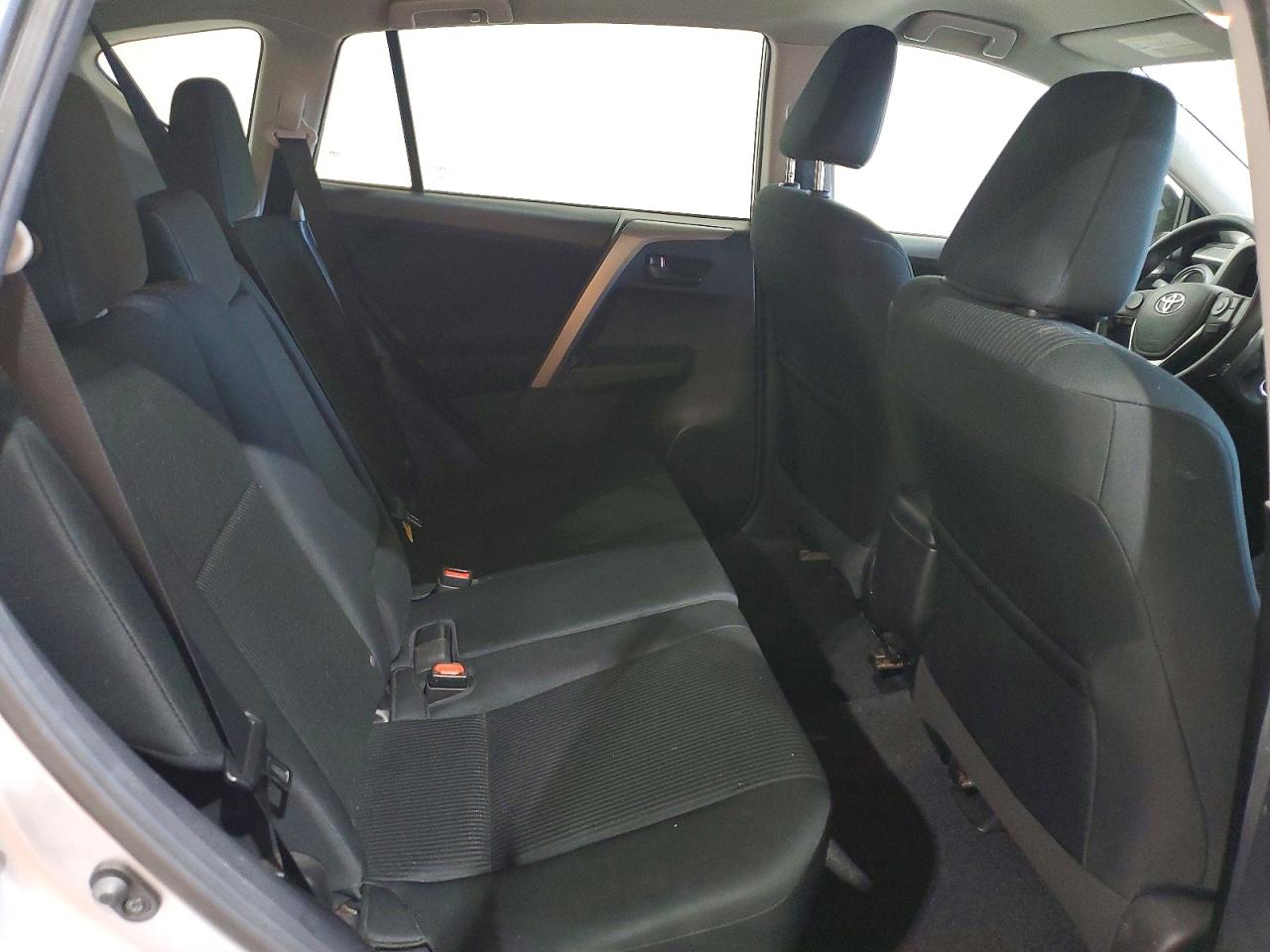 2017 Toyota Rav4 Le Серебряный vin: 2T3BFREV5HW608183