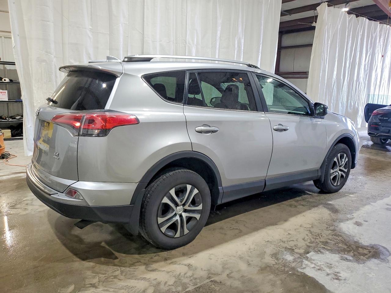 2017 Toyota Rav4 Le Серебряный vin: 2T3BFREV5HW608183