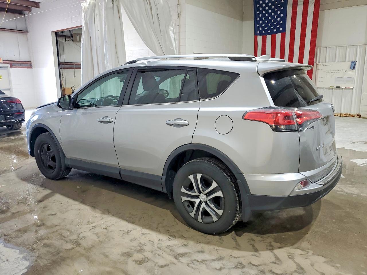 2017 Toyota Rav4 Le Серебряный vin: 2T3BFREV5HW608183