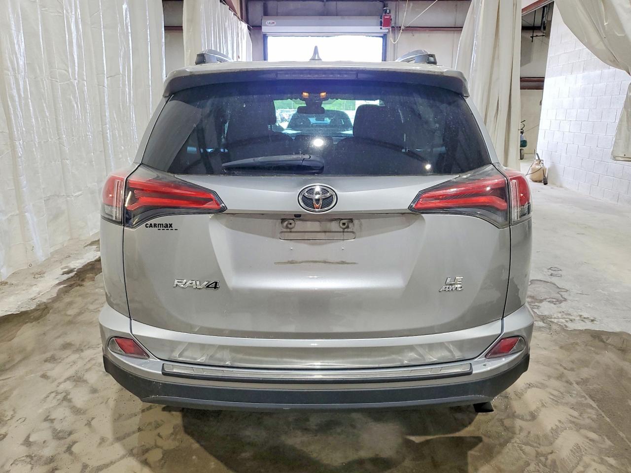 2017 Toyota Rav4 Le Серебряный vin: 2T3BFREV5HW608183