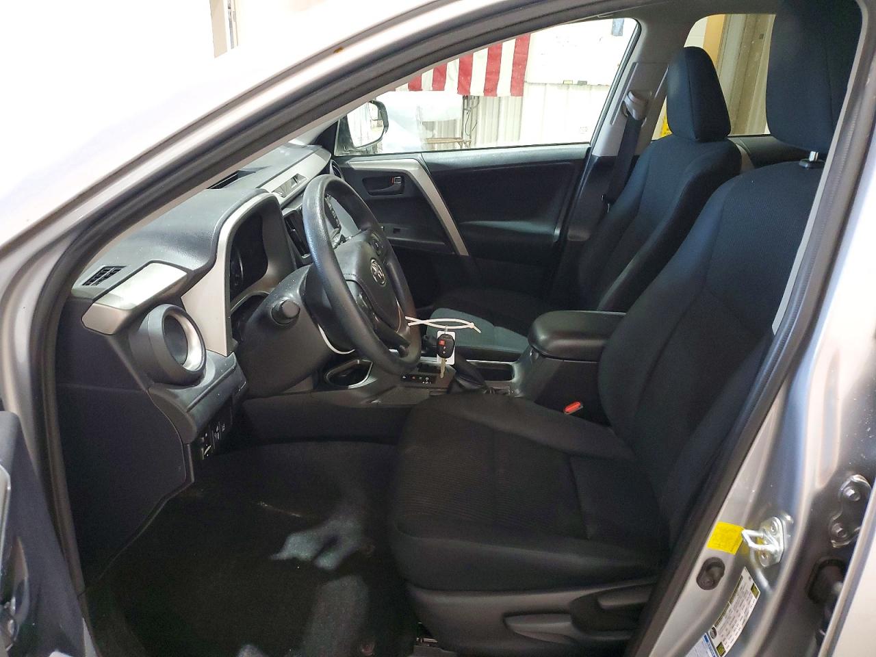 2017 Toyota Rav4 Le Серебряный vin: 2T3BFREV5HW608183