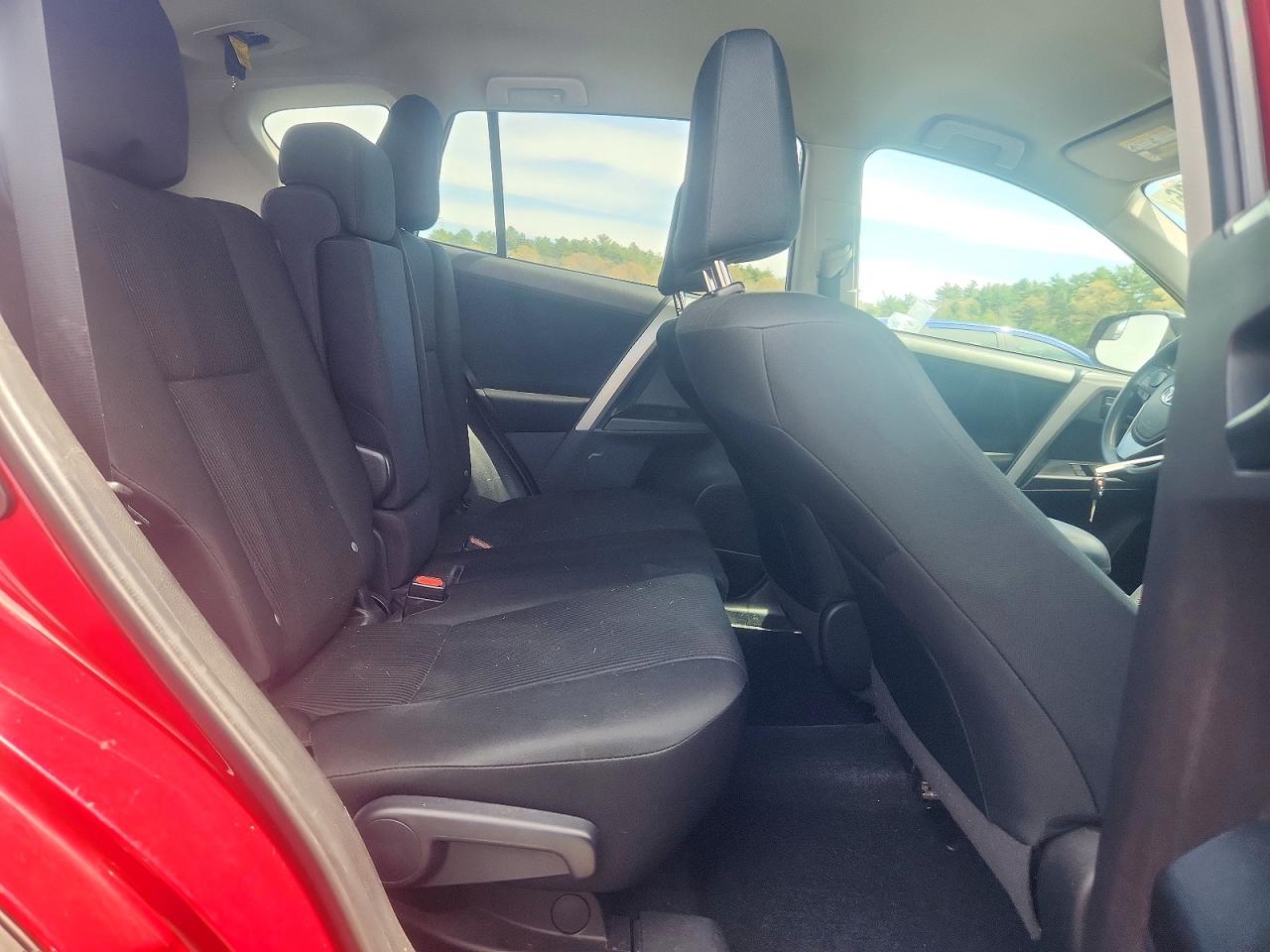 2018 Toyota Rav4 Le Red vin: 2T3BFREV6JW725681