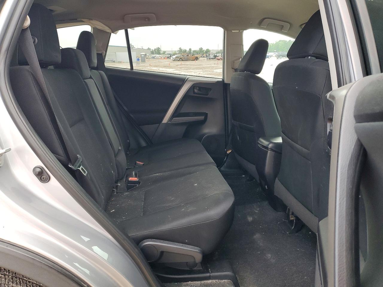 2018 Toyota Rav4 Le Silver vin: 2T3BFREV6JW760849