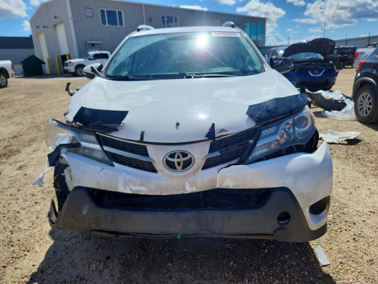 2015 Toyota Rav4 Le White vin: 2T3BFREV7FW252414