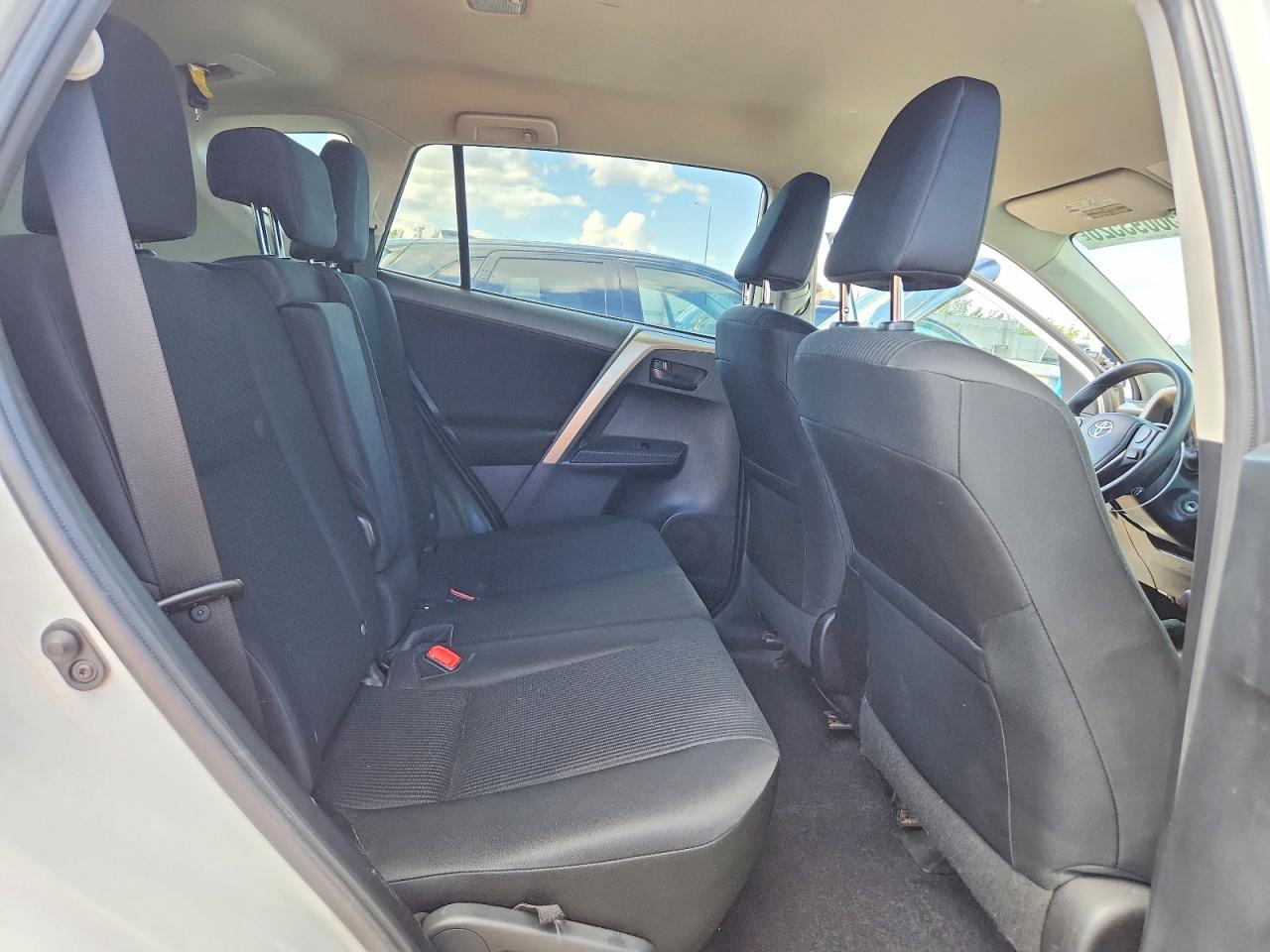 2015 Toyota Rav4 Le White vin: 2T3BFREV7FW252414