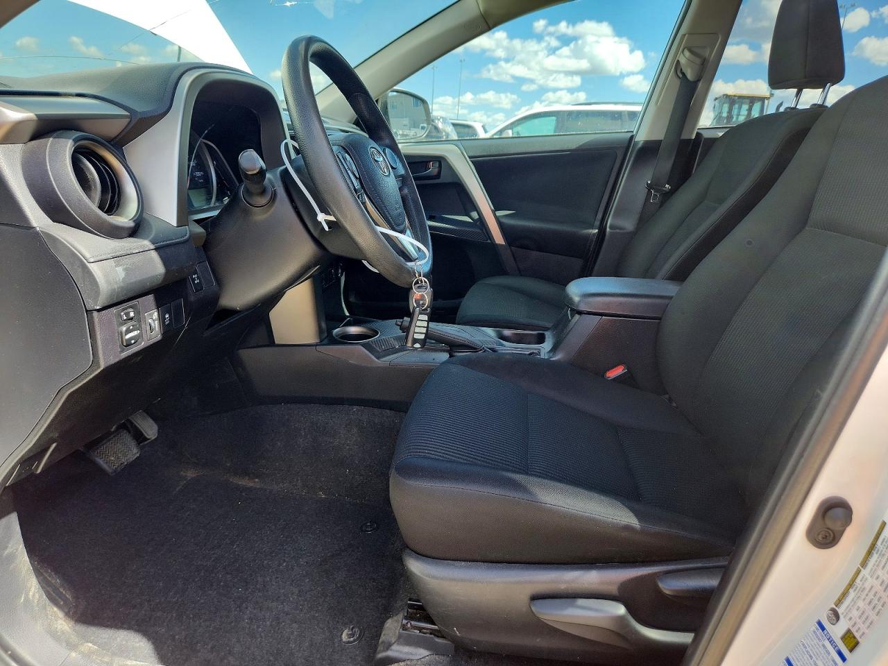 2015 Toyota Rav4 Le White vin: 2T3BFREV7FW252414