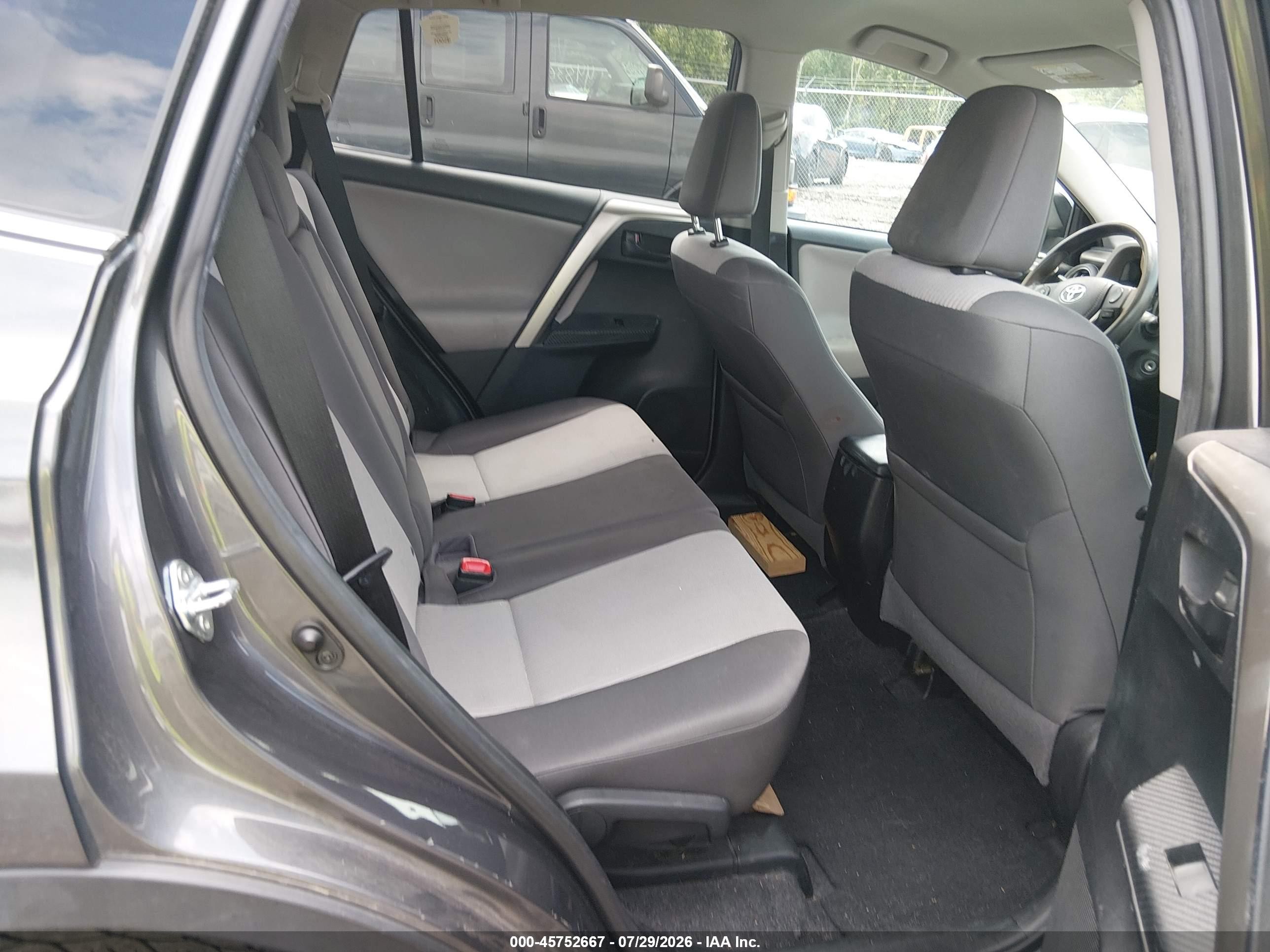 2015 Toyota Rav4 Le Gray vin: 2T3BFREV7FW281928