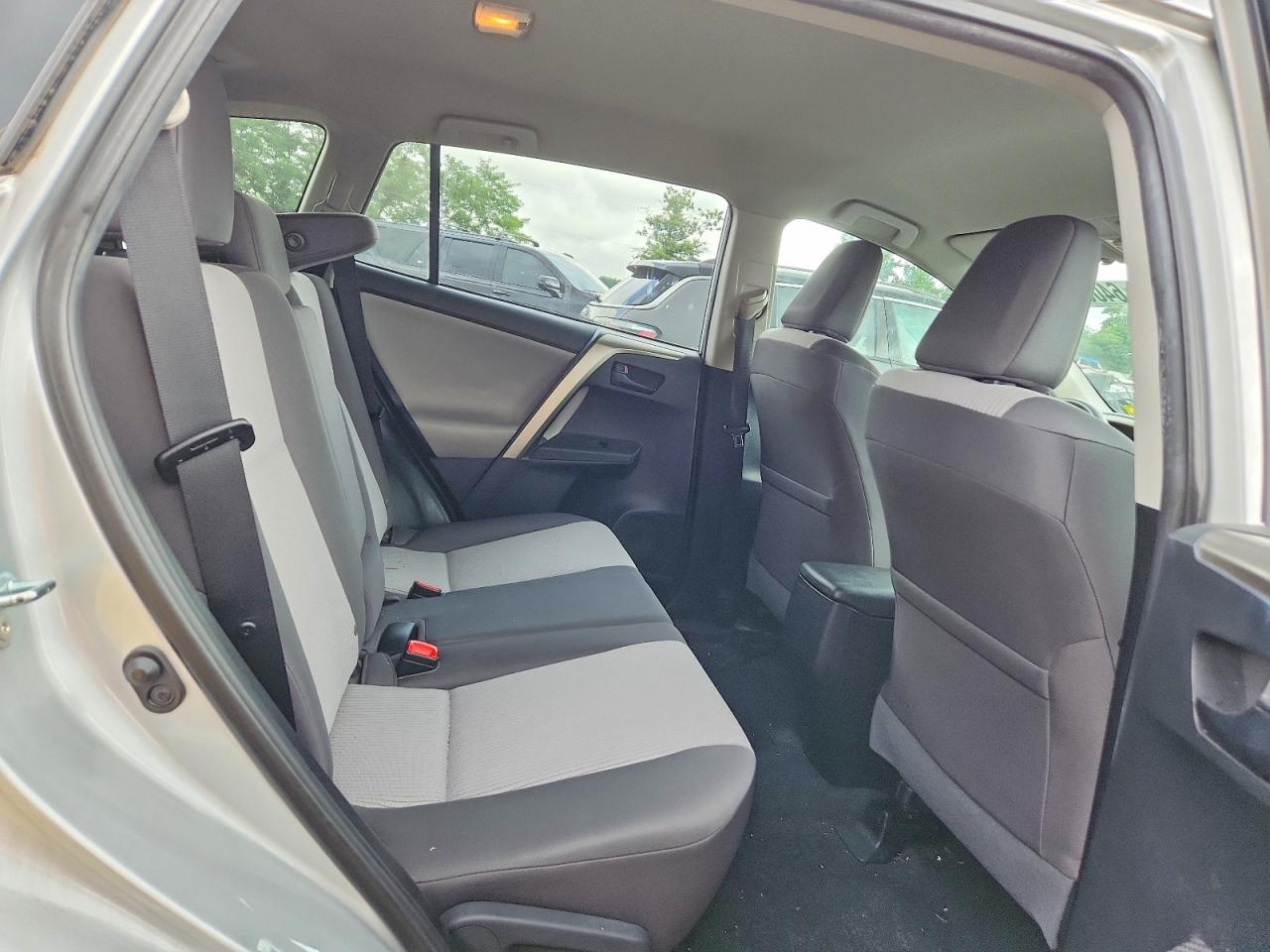 2015 Toyota Rav4 Le Серебряный vin: 2T3BFREV7FW305709