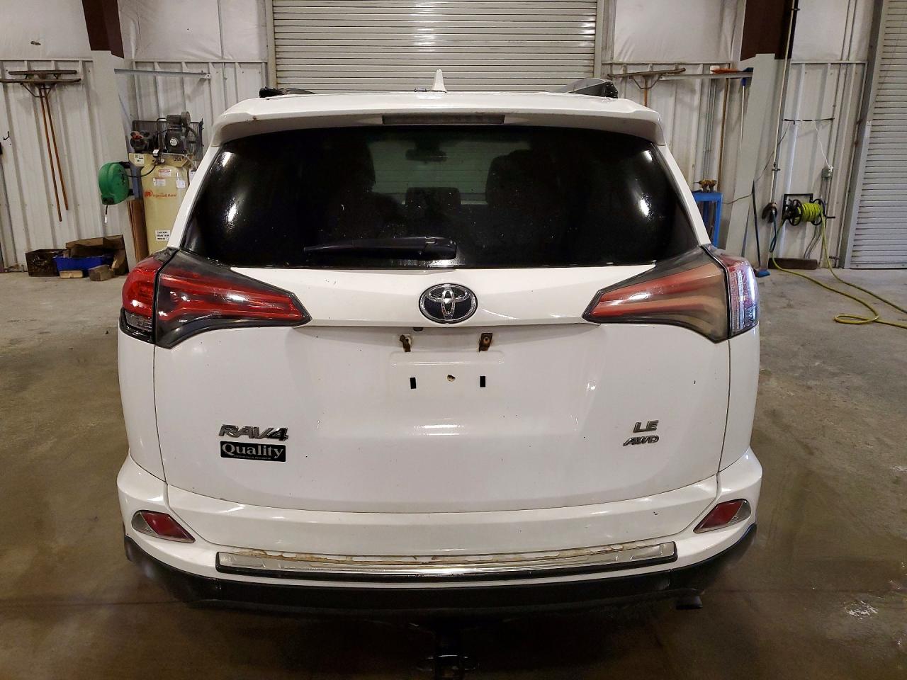 2017 Toyota Rav4 Le White vin: 2T3BFREV7HW620142