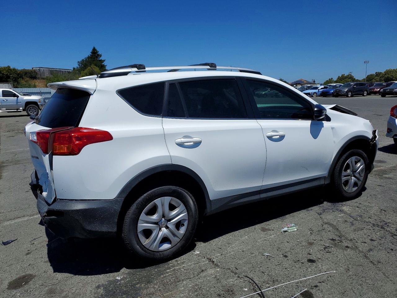 2015 Toyota Rav4 Le White vin: 2T3BFREV8FW285406