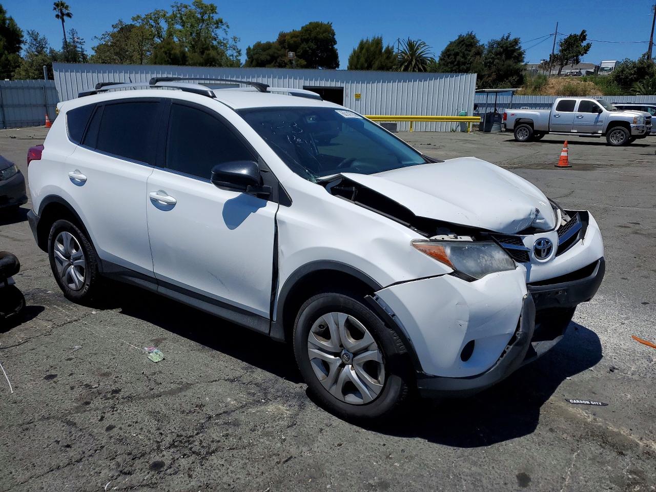 2015 Toyota Rav4 Le White vin: 2T3BFREV8FW285406