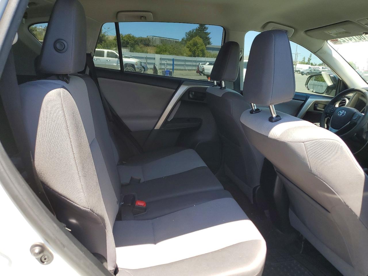 2015 Toyota Rav4 Le White vin: 2T3BFREV8FW285406