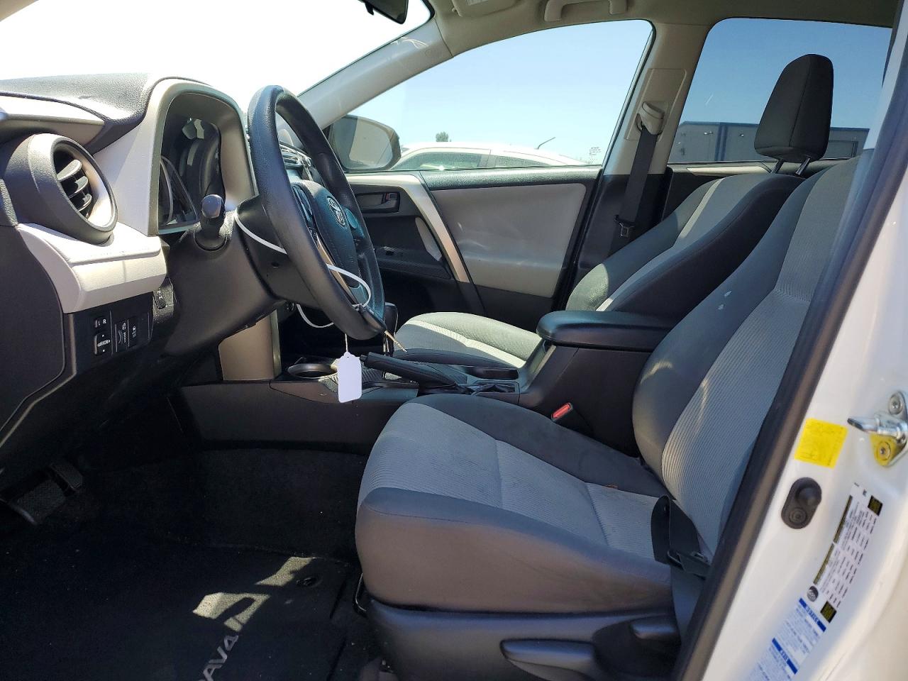 2015 Toyota Rav4 Le White vin: 2T3BFREV8FW285406