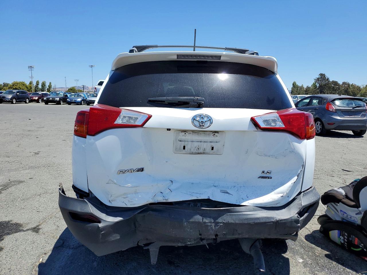 2015 Toyota Rav4 Le White vin: 2T3BFREV8FW285406