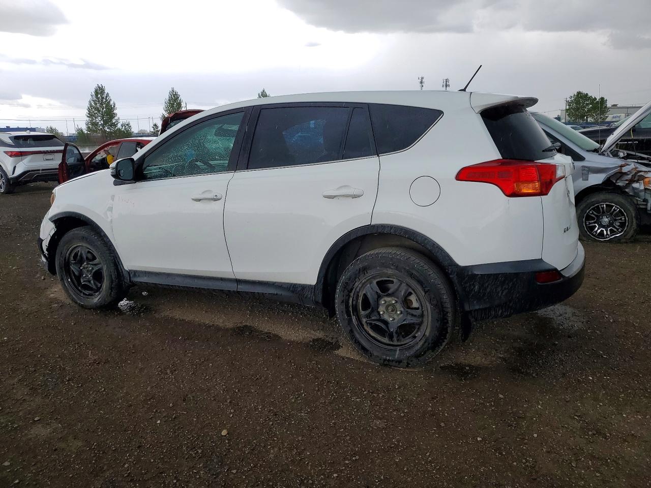 2015 Toyota Rav4 Le White vin: 2T3BFREV8FW332904