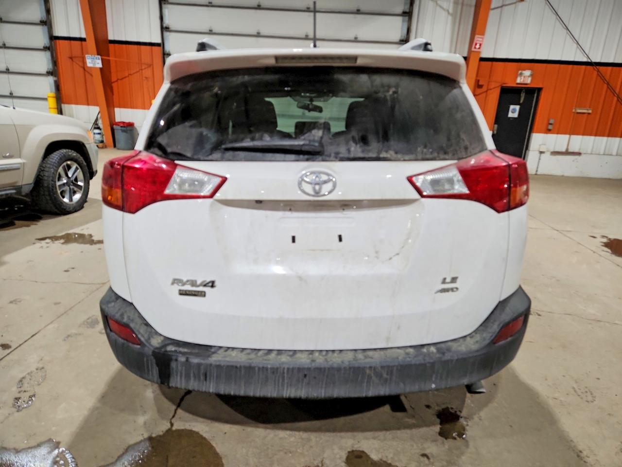 2015 Toyota Rav4 Le White vin: 2T3BFREV8FW384100